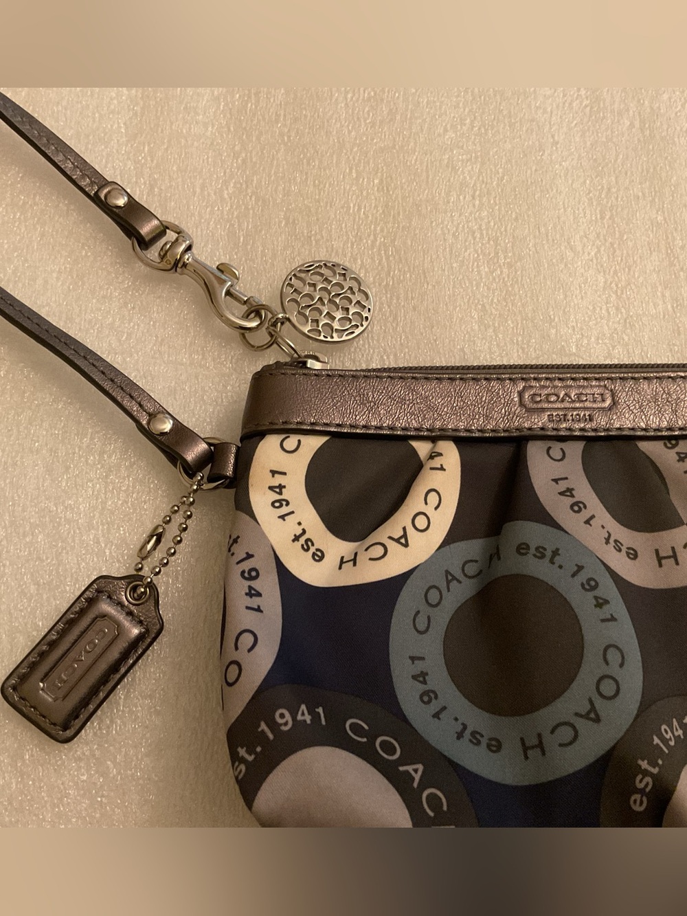 COACH Est. 1941 Graphic Circle Print Wristlet With Pristine Medallion & Hangtag - Picture 2 of 12